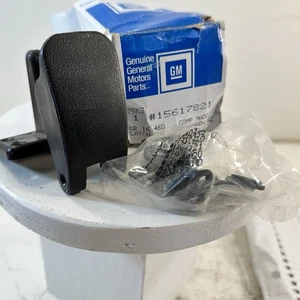 GM 15617821 CHEVROLET/GMC TRUCK/VAN LATCH ASSEMBLY W/TILT-OUT WINDOW 1988-1994 - Picture 1 of 7