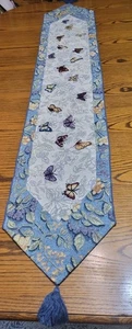 Corredor de mesa tapiz mariposa 71" x 12" borlas puntiagudas borde floral azul - Imagen 1 de 7
