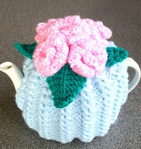 STRICK TEE KUSCHELIG ROSA ROSEN AUF PASTELLBLAU KUSCHELIG NEU KLEINE 2 TASSEN KANNE GRÖßE - Bild 1 von 1