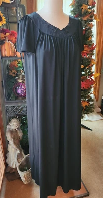 Camisón Miss Elaine Classics Talla S Negro Sedoso Busto Libre Escote Bordado Foto 1 de 4