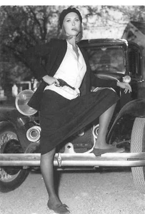 CPM / NU ARTISTIQUE / FEMME AVEC UN REVOLVER DEVANT UNE VOITURE ANCIENNE - Foto 1 di 1