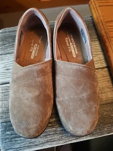 Skechers KINDRED Tan Breathe Easy Memory Foam Slip On Shoes Womens SIZE 8 - Picture 1 of 8