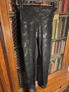 SPANX Sz L Faux Leather Glossy Camo Matte Black shaping slimming Leggings 20185R - Picture 1 of 3