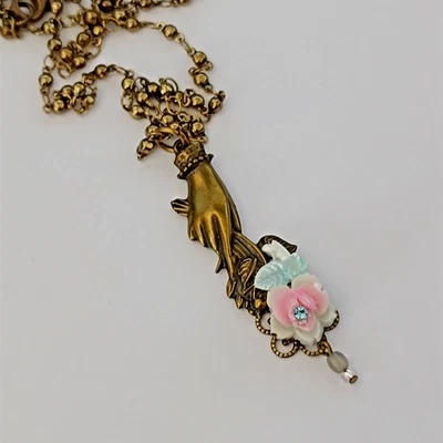 Collar Michal Negrin Sosteniendo Flores Victoriano Renacimiento Romántico De Colección Foto 1 de 4