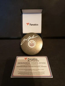 Mark Messier Autographed Edmonton Oilers Puck (Fanatics Authentic COA and Holo) - Picture 1 of 2