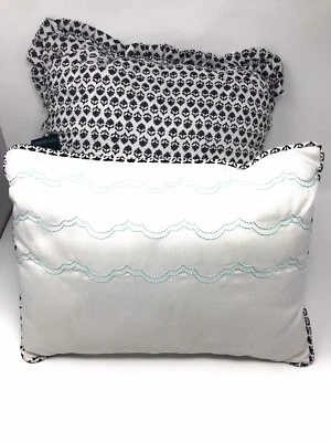 Juego de 2 almohadas decorativas Cynthia Rowley blanco y negro Foto 1 de 4