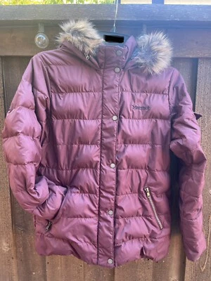 Chaqueta de invierno/esquí Marmot para niñas Hailey Borgoña con ribete de piel sintética XL Foto 1 de 3
