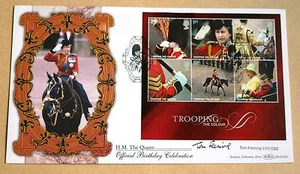 TROOPING THE COLOR M/S 2005 BENHAM FDC LOCUTOR FIRMADO Y ACTOR TOM FLEMING - Imagen 1 de 1