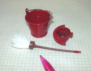 Secchio scopa in metallo rosso in miniatura con colino rimovibile + mop: DOLLHOUSE 1:12-ish - Foto 1 di 2