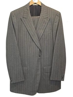 Terno de lã BRIONI CINZA COM LISTRAS BRANCAS JACK TAYLOR ALFAIATARIA PERSONALIZADA ITÁLIA 46R - Imagem 1 de 4