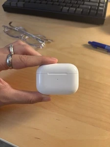 Apple AirPods Pro with Wireless Charging Case - White - Photo 1 sur 5