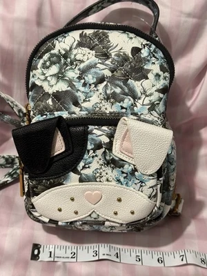 Mini mochila Betsey Johnson Kitsch para perro nueva sin etiquetas en un patrón floral azul Foto 1 de 4