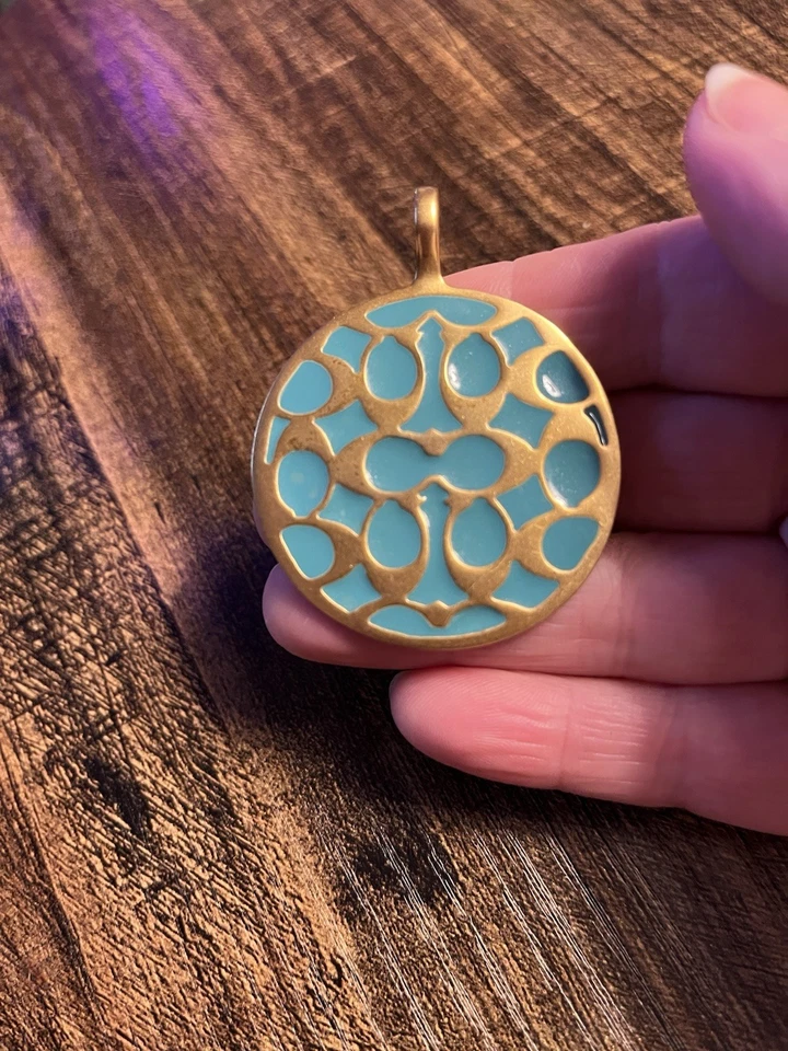 Auténtico colgante grande Coach Signature dorado/latón y azul RARO DIFÍCIL DE ENCONTRAR  Foto 1 de 4