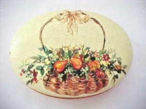 Impresión de cesta floral de hojalata ovalada llena de popurrí color melocotón tiene pérdida de pintura - Imagen 1 de 7