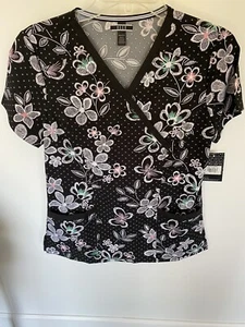 Camicia Elle Scrub Top NERA NUOVA taglia XS fantasia floreale nuova con etichetta NOS - Foto 1 di 1