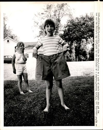 LD352 1971 Original UPI Photo LITTLE GIRL GETS "HOTPANTS" FOR DAD FATHER'S DAY