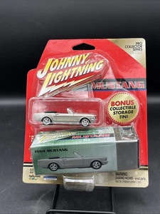 Ford Mustang 1964 Johnny Lightning convertible Pro Collector Series con hojalata F25 - Imagen 1 de 5