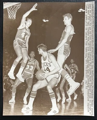 1969 Foto-Los Angeles Lakers Jerry West Acción vs Milwaukee Bucks Foto 1 de 2