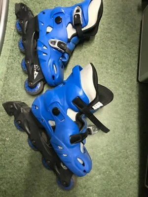 ROLLER SKATE EXPANDABLE  BLUE WITH KNEE PADS SIZE 2-5 - Image 1 of 4
