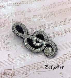 Handmade beaded treble clef brooch for music lovers - Bild 1 von 5