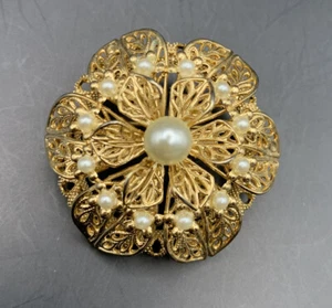 Filigraner Stil Blume Brosche Pin Goldton Kunstperle gewölbt Blumenmuster rund Vintage - Bild 1 von 6
