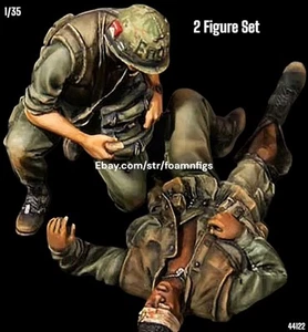 1/35 Resin Figure Vietnam War US Medic Treating Wounded Soldier Model Kit 44122 - Picture 1 of 3