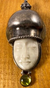 Sajen Style Carved Male Face with Sterling Silver Cap and Green Stone - Picture 1 of 4