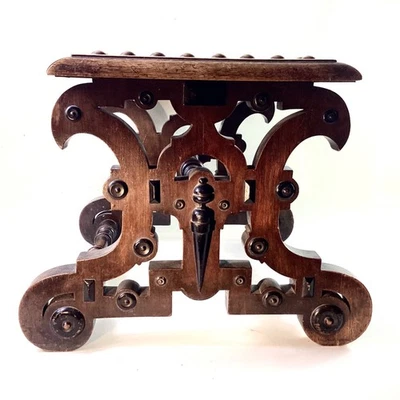 Antiguo taburete de nogal de casa de campo. Detalles ebonizados. Diseño Bridgens. Original. Foto 1 de 4