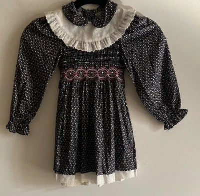 POLLY FLINDERS De Colección Niño Pequeño 4 Vestido Smocking, 3 Botones, Cuello Ojales, Lazo Trasero Foto 1 de 4