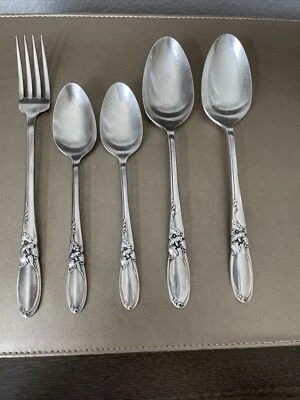 Oneida Community White Orchid 1 Dinner Fork, 2 Tea & 2 Soup Spoons Silverplate - Image 1 of 4