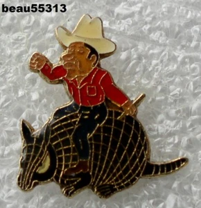 ⭐CHAQUETA ESMALTADA ""ARMADILLO VAQUERO"" SOMBRERO CHALECO SOLAPA PIN - Imagen 1 de 1