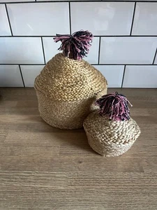 IKEA Mavinn 2 x Cestas Trenzadas Yute Almacenamiento Natural Pom Pom Nuevo - Imagen 1 de 5