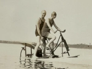 1N Fotografía Años 20 Hombre y Mujer Montando Bicicleta Flotante Bicicleta Agua Lago - Imagen 1 de 3