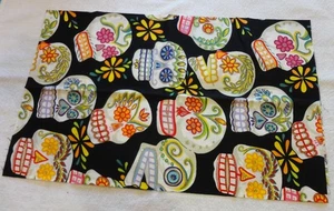 Halloween Stoff Alexander Henry Glitzer Sugar Skulls auf schwarz 18" x 22" FQ - Bild 1 von 4