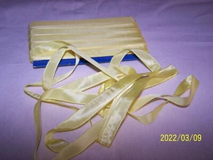 Ancien ruban en soie couleur jaune poussin. Vendu au mètre. N°143 - Photo 1/5