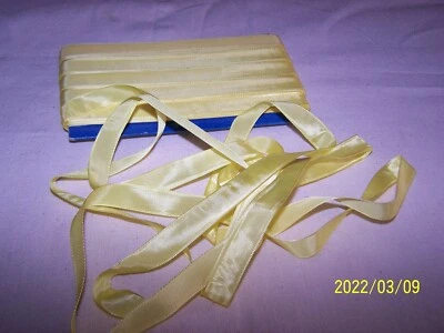 Ancien ruban en soie couleur jaune poussin. Vendu au mètre. N°143 - Photo 1/4