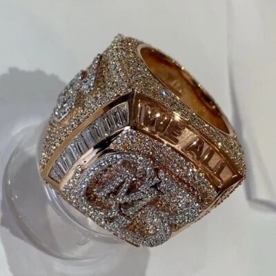 Anillo de hombre con letra personalizada de moissanita real de corte redondo de 5 quilates enchapado en oro rosa de 14 quilates Foto 1 de 4