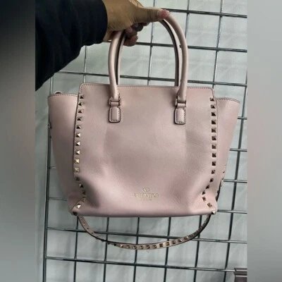 Bolso de Mano Valentino Rockstud de Cuero Rosa Rubor con Herrajes Dorados Foto 1 de 4