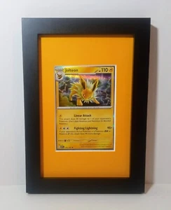 Jolteon Framed Pokemon Card Plaque Scarlet & Violet 151 135/165 - Imagen 1 de 4