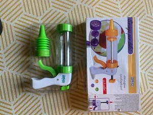cake decorating syringe, plastic, 5 no. interchangeable nozzels - Picture 1 of 3