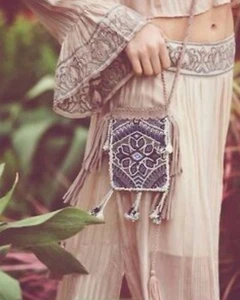 Bolso bandolera pequeño Free People Blue Daydreams con cuentas marrón gamuza borla #2 - Imagen 1 de 12