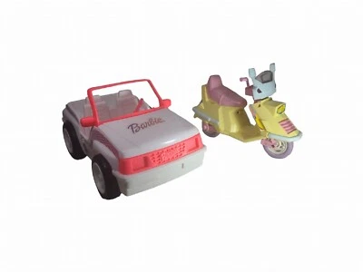 Juego de 2 scooters de juguete y acción vehículo todoterreno coche Jeep muñeca Barbie vintage  Foto 1 de 4