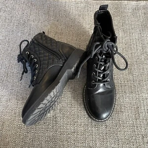 Steve Madden Girls Short Boots Sz 4 M Zip Up Quilted Black Faux Leather JBETTYY - Picture 1 of 9
