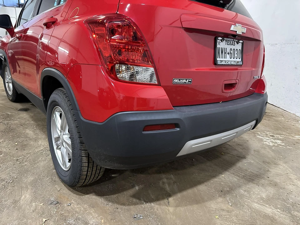 Used Rear Bumper Assembly Rear fits: 2015 Chevrolet Trax w/silver fascia insert - Imagem 1 de 4