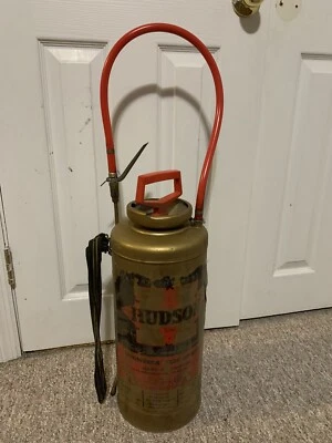 Pulverizador de insetos vintage metal latão Hudson Bugwiser lata ferrugem fazenda celeiro jardim EUA - Imagem 1 de 4