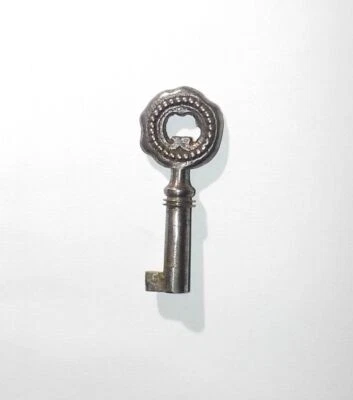 Jolie petite clé ancienne de Meuble, porte d'armoire, bibliothèque... en métal - Photo 1/4