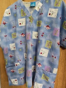 Flowers Squares Print Light Blue White Scrub HQ Scrub Top L, 3 Pocket - Picture 1 of 3