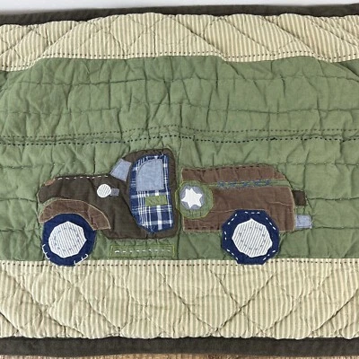 Almohada acolchada Pottery Barn para niños diseño de camión verde retazos estándar Foto 1 de 4