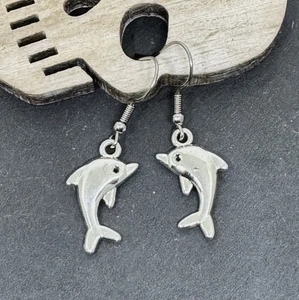 Süße versilberte Delfin Ohrringe hübsches Ozean Meeresleben - Bild 1 von 8