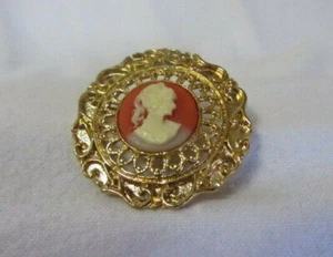 BROCHE REDONDO DE DISFRAZ JEWERLY CAMEO DORADO SIN MARCAR - Imagen 1 de 3